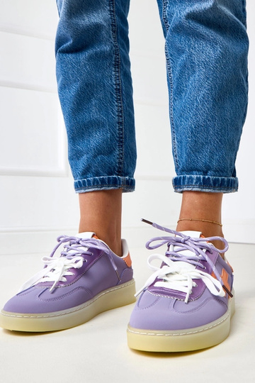 Violette Sneakers auf Plattform mit orangefarbenem Einsatz Eriksen