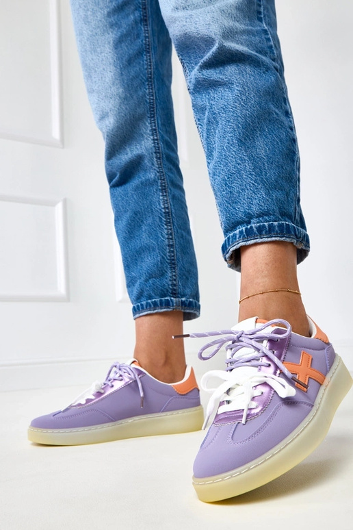 Violette Sneakers auf Plattform mit... Violette Sneakers auf Plattform mit...