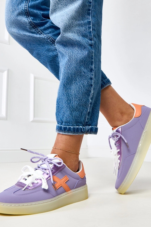 Violette Sneakers auf Plattform mit... Violette Sneakers auf Plattform mit...