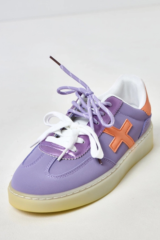 Violette Sneakers auf Plattform mit... Violette Sneakers auf Plattform mit...