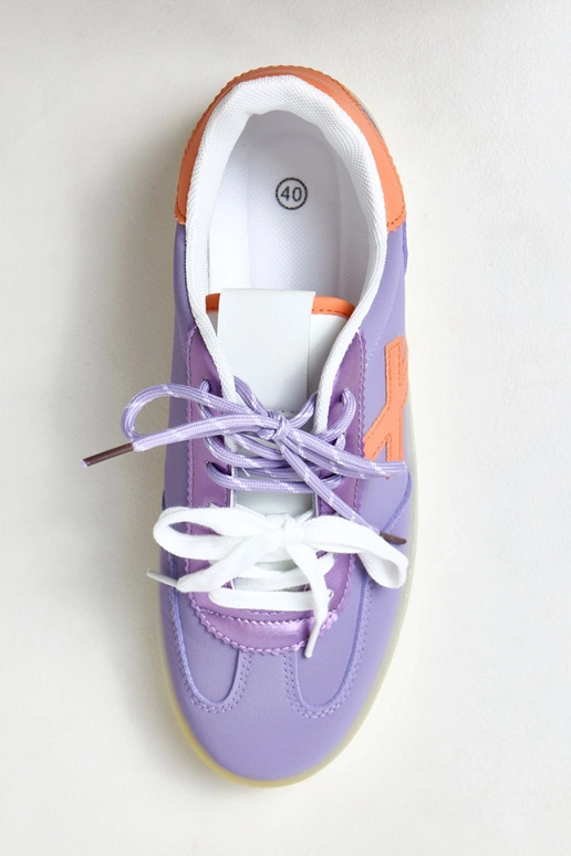 Violette Sneakers auf Plattform mit... Violette Sneakers auf Plattform mit...