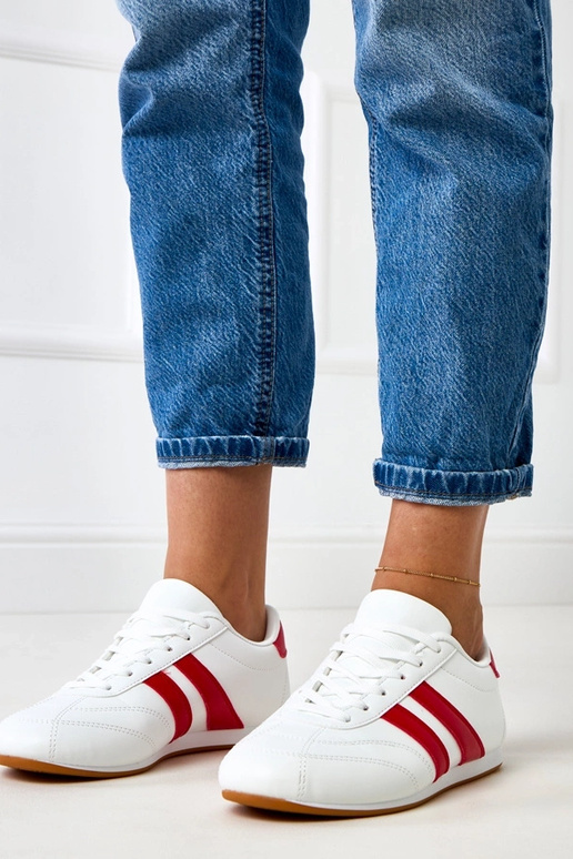 Weiße Tennisschuhe mit rotem Einsatz... Weiße Tennisschuhe mit rotem Einsatz...