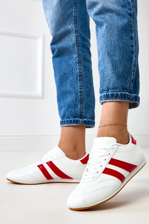 Weiße Tennisschuhe mit rotem Einsatz... Weiße Tennisschuhe mit rotem Einsatz...