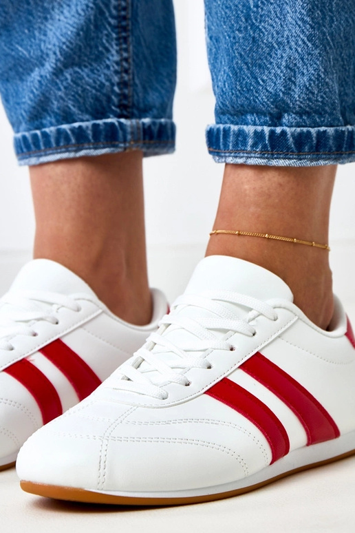 Weiße Tennisschuhe mit rotem Einsatz... Weiße Tennisschuhe mit rotem Einsatz...