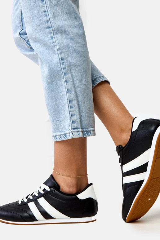 Schwarze Tennisschuhe mit weißem... Schwarze Tennisschuhe mit weißem...