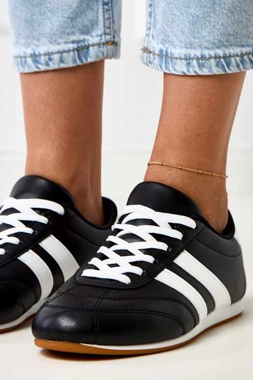 Schwarze Tennisschuhe mit weißem... Schwarze Tennisschuhe mit weißem...