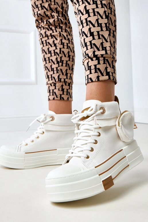 Weiße hohe Sportschuhe auf Plattform...