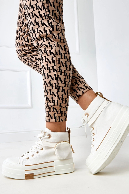 Weiße hohe Sportschuhe auf Plattform...