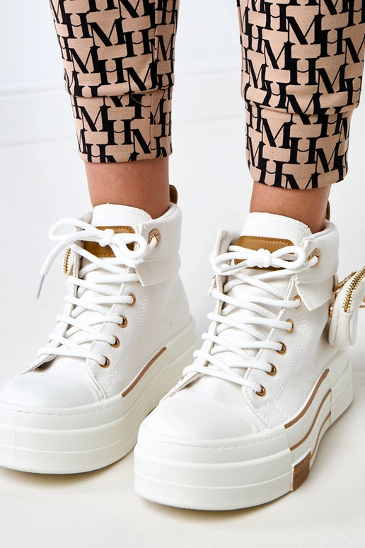 Weiße hohe Sportschuhe auf Plattform...