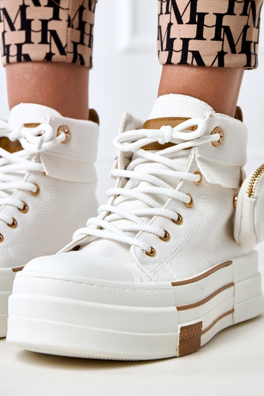 Weiße hohe Sportschuhe auf Plattform...