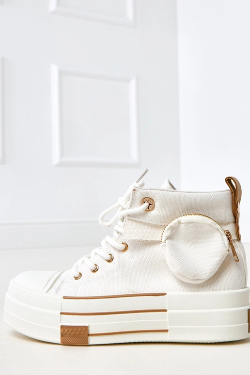 Weiße hohe Sportschuhe auf Plattform...