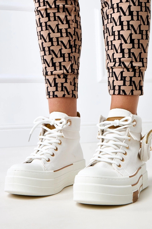 Weiße hohe Sportschuhe auf Plattform...