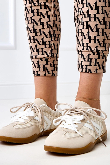Sandfarbene Volleyball-Sneaker im Tennisstil aus Netzstoff mit weißem Einsatz Malkan