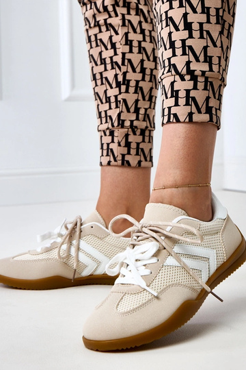 Sandfarbene Volleyball-Sneaker im Tennisstil aus Netzstoff mit weißem Einsatz Malkan 2