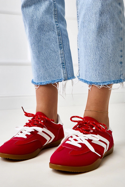 Rote Volleyball-Sneaker im Tennisstil... Rote Volleyball-Sneaker im Tennisstil...