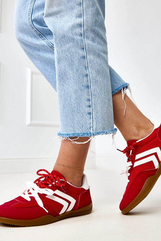 Rote Volleyball-Sneaker im Tennisstil... Rote Volleyball-Sneaker im Tennisstil...