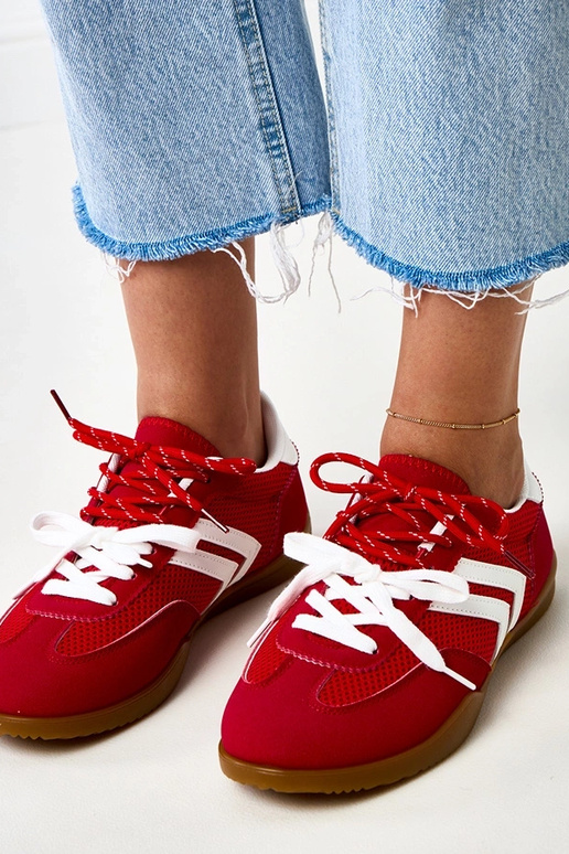 Rote Volleyball-Sneaker im Tennisstil... Rote Volleyball-Sneaker im Tennisstil...