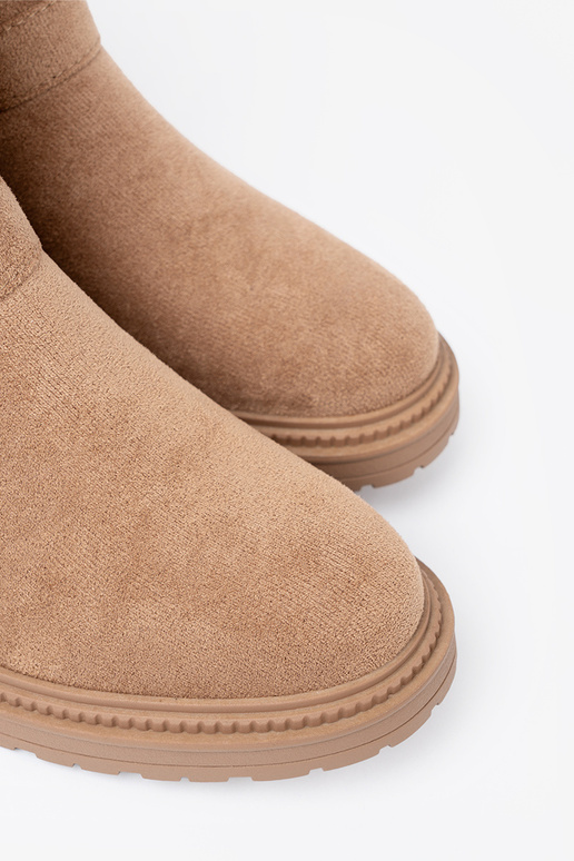 Karamellfarbe Schuhe z ozdobnymi goldenmi klamrami