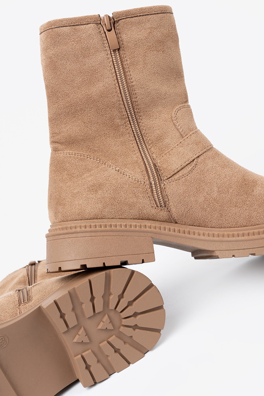 Karamellfarbe Schuhe z ozdobnymi goldenmi klamrami