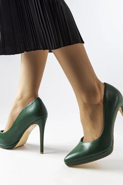 Dunkelgrüne klassische High Heels...