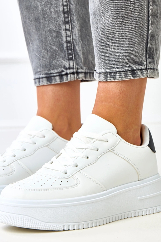 Weiße Plattform-Sneaker mit schwarzem... Weiße Plattform-Sneaker mit schwarzem...