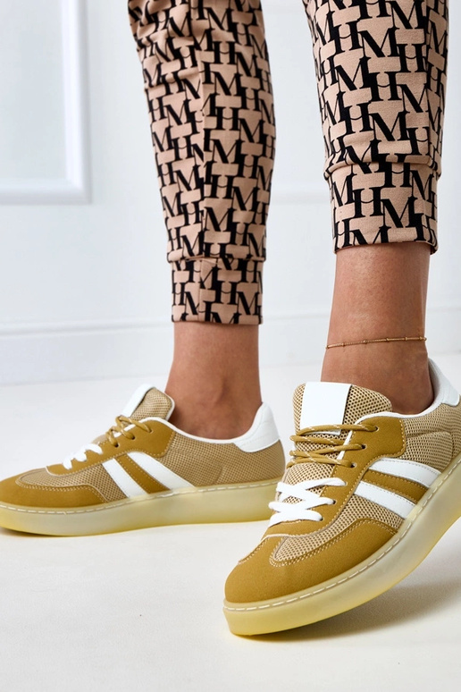 Gelbe Netz-Sneaker mit weißem Einsatz... Gelbe Netz-Sneaker mit weißem Einsatz...