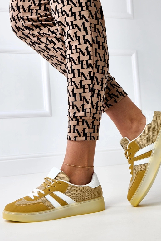 Gelbe Netz-Sneaker mit weißem Einsatz... Gelbe Netz-Sneaker mit weißem Einsatz...