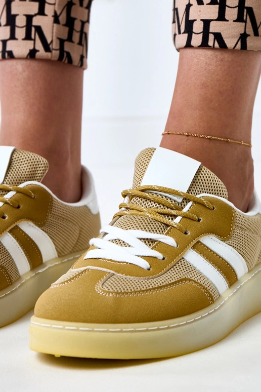 Gelbe Netz-Sneaker mit weißem Einsatz... Gelbe Netz-Sneaker mit weißem Einsatz...