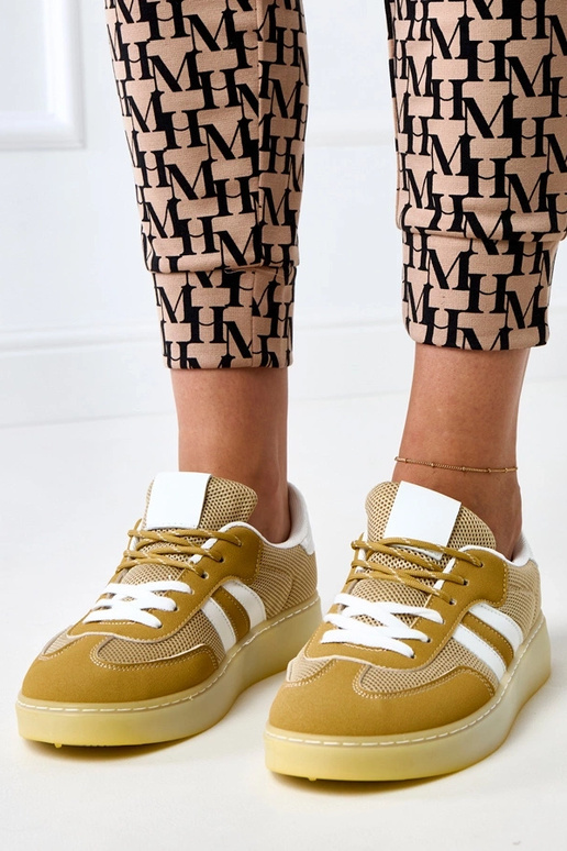 Gelbe Netz-Sneaker mit weißem Einsatz... Gelbe Netz-Sneaker mit weißem Einsatz...