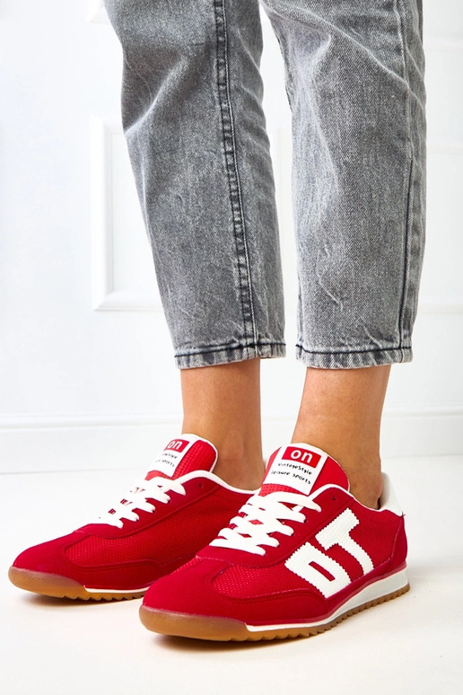 Rote Sportschuhe mit weißen Elementen... Rote Sportschuhe mit weißen Elementen...