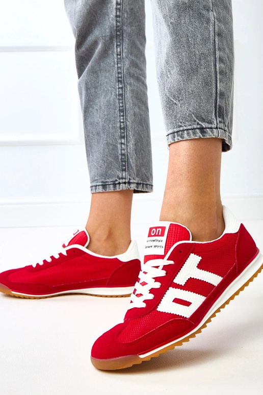 Rote Sportschuhe mit weißen Elementen... Rote Sportschuhe mit weißen Elementen...