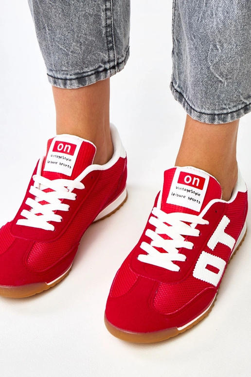 Rote Sportschuhe mit weißen Elementen... Rote Sportschuhe mit weißen Elementen...