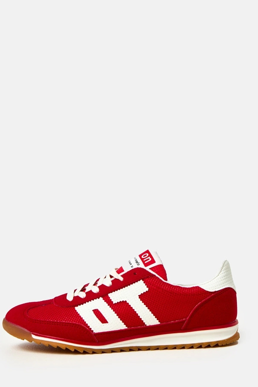 Rote Sportschuhe mit weißen Elementen... Rote Sportschuhe mit weißen Elementen...