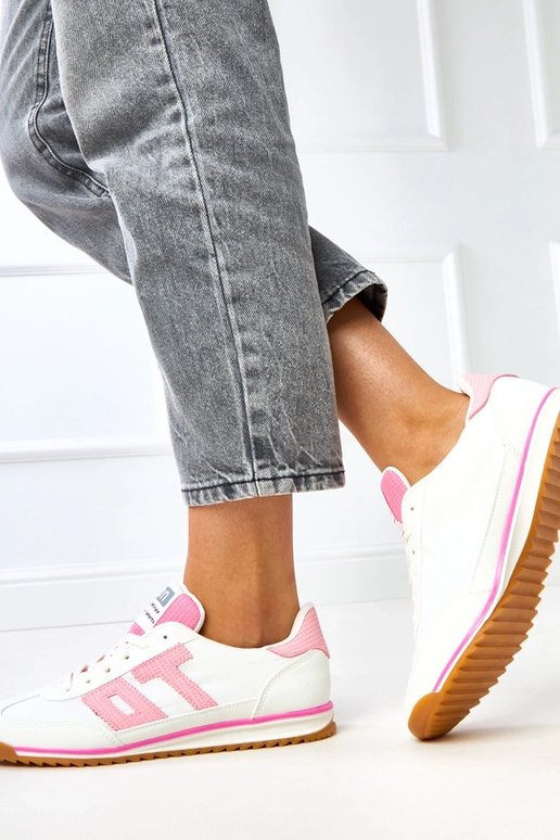 Weiße Sportschuhe mit rosa Elementen...