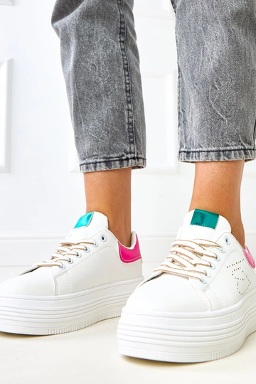 Weiße Sneakers auf...