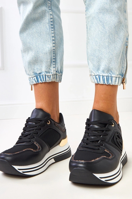 Schwarze Sneakers auf Plattform mit...