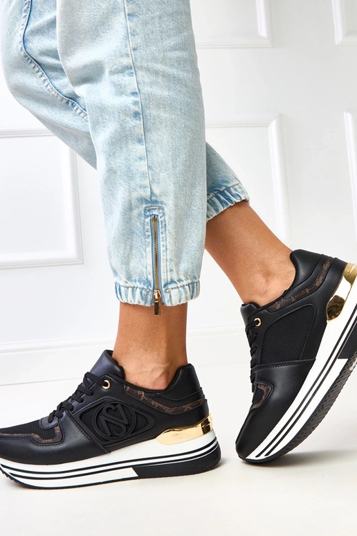 Schwarze Sneakers auf Plattform mit...