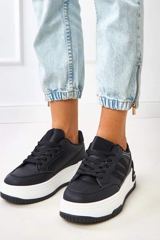 Schwarze Sneakers auf Plattform,... Schwarze Sneakers auf Plattform,...