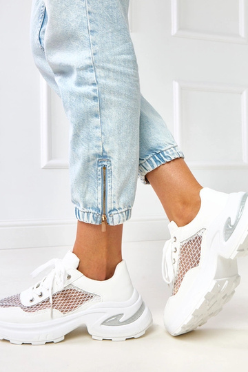 Weiße Sneakers auf... 2