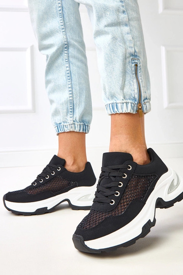 Schwarze Sneakers auf...