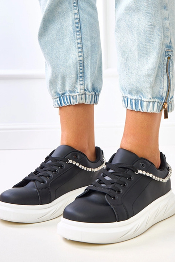 Schwarze Sneakers auf...
