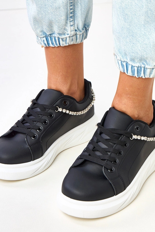Schwarze Sneakers auf Plattform mit...