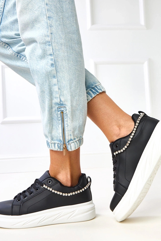 Schwarze Sneakers auf Plattform mit...