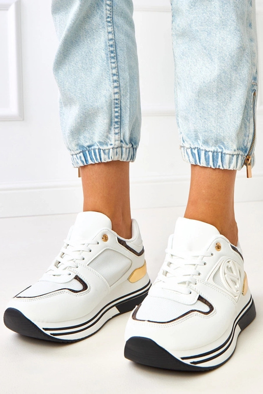 Schwarz-weiße Sneakers auf Plattform... Schwarz-weiße Sneakers auf Plattform...