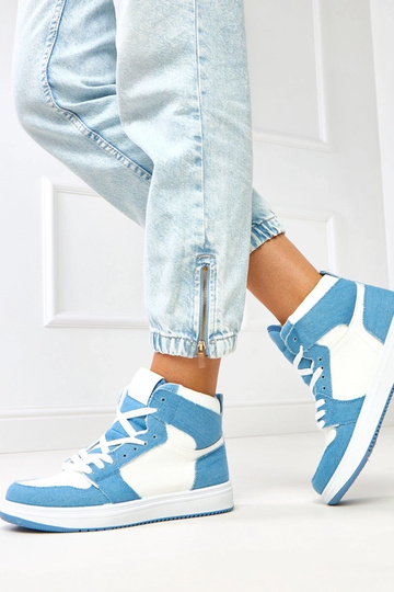 Hohe Sneakers über dem...
