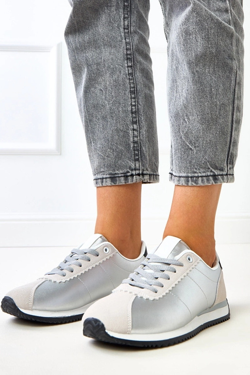Silberne Sportschuhe mit sandfarbenem... Silberne Sportschuhe mit sandfarbenem...