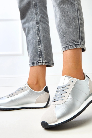Silberne Sportschuhe mit... 2