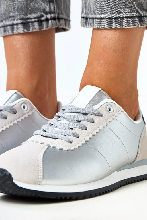 Silberne Sportschuhe mit sandfarbenem... Silberne Sportschuhe mit sandfarbenem...