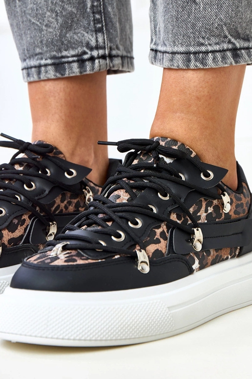 Schwarz-weiße Sneakers auf Plattform... Schwarz-weiße Sneakers auf Plattform...