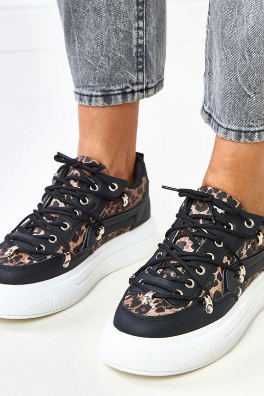 Schwarz-weiße Sneakers auf Plattform... Schwarz-weiße Sneakers auf Plattform...